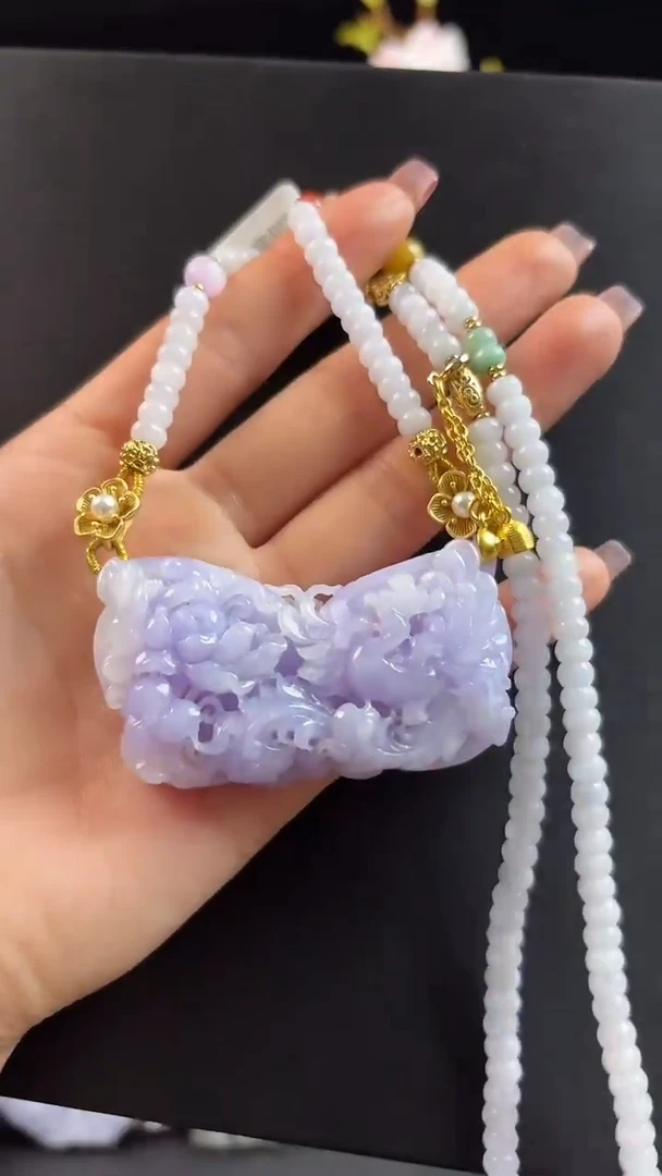 颈饰未镶嵌翡翠蝴蝶