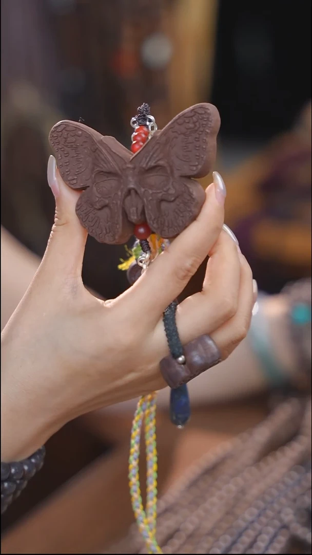 泥塑念慈 超大号自在蝴蝶设计款脖挂