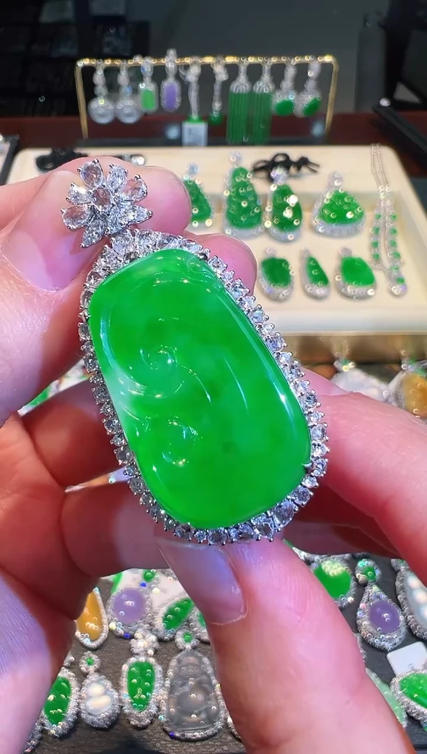 【闪购商品】翡翠吊坠(不含链)18K金镶嵌翡翠