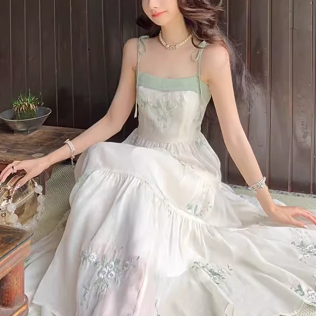 Cherry She- 现货【春野森会】新款显瘦收腰设计感连衣裙-B4609Q