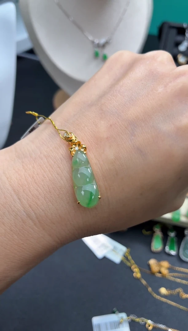 颈饰18K金镶嵌翡翠天然翡翠A货