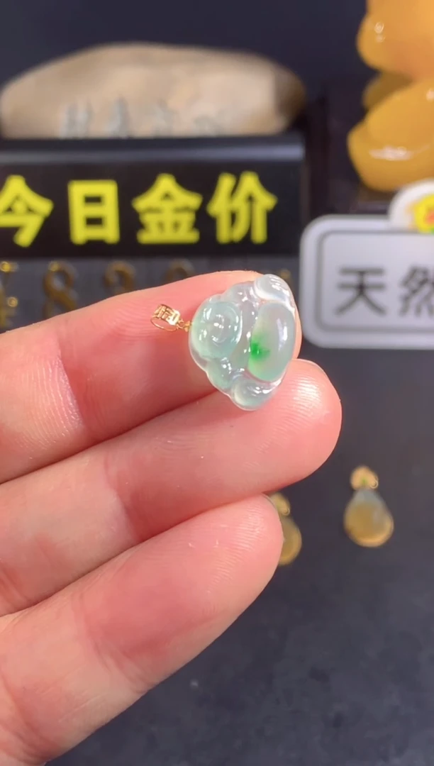 颈饰18K金镶嵌翡翠