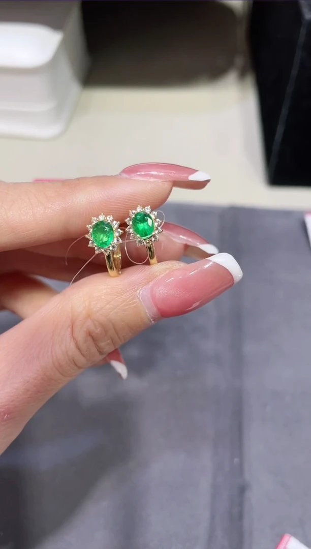 18K金镶嵌天然祖母绿耳饰