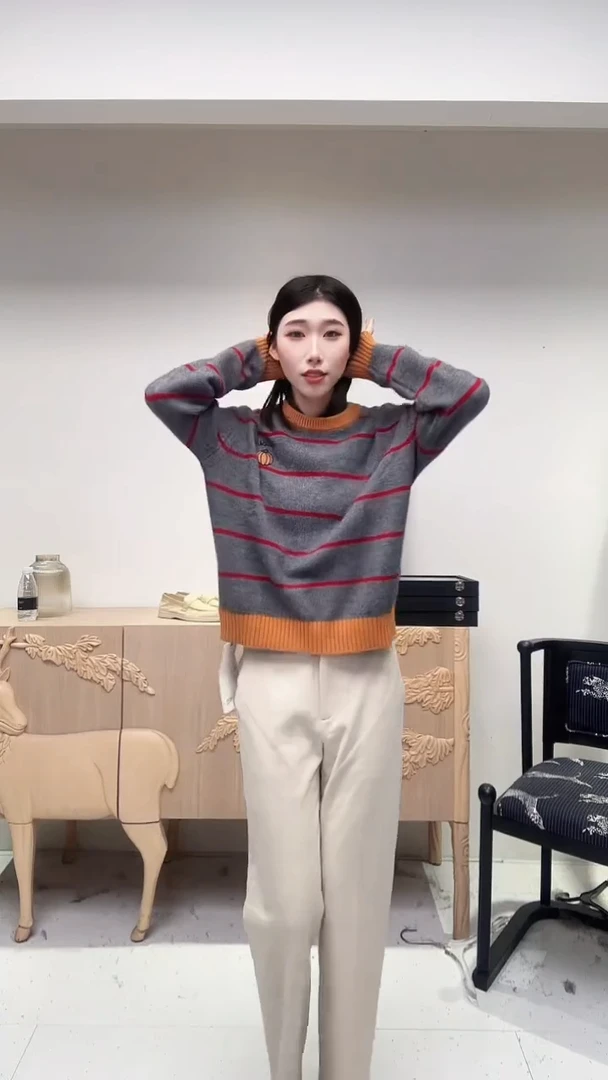 杏色直筒西裤
