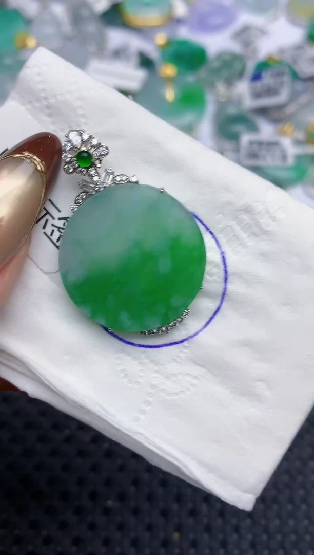 颈饰18K金镶嵌翡翠似****J 天然翡翠A货  百元以上9米证书费自理