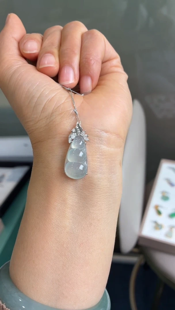 颈饰18K金镶嵌翡翠天然翡翠A货