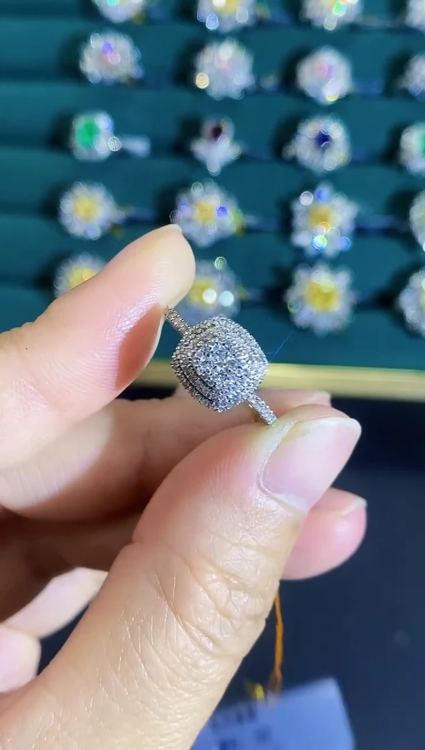 18K金镶嵌耳饰钻石戒指