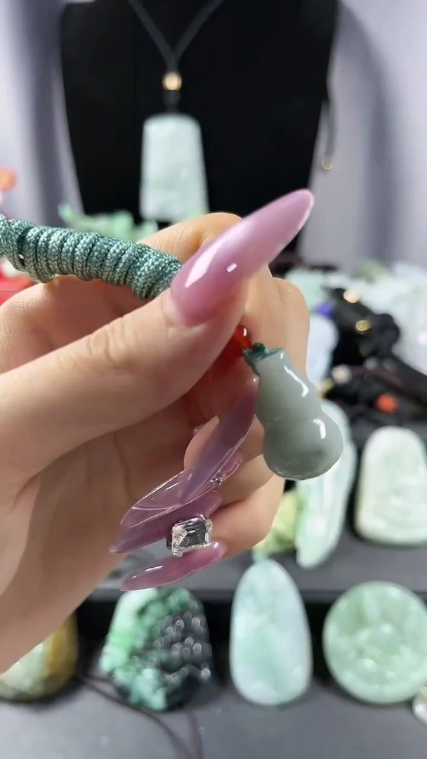 翡翠未镶嵌颈饰小葫芦