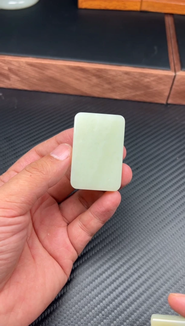 和田玉未镶嵌吊坠(赠链)且末微色差迪克兰二细Mm