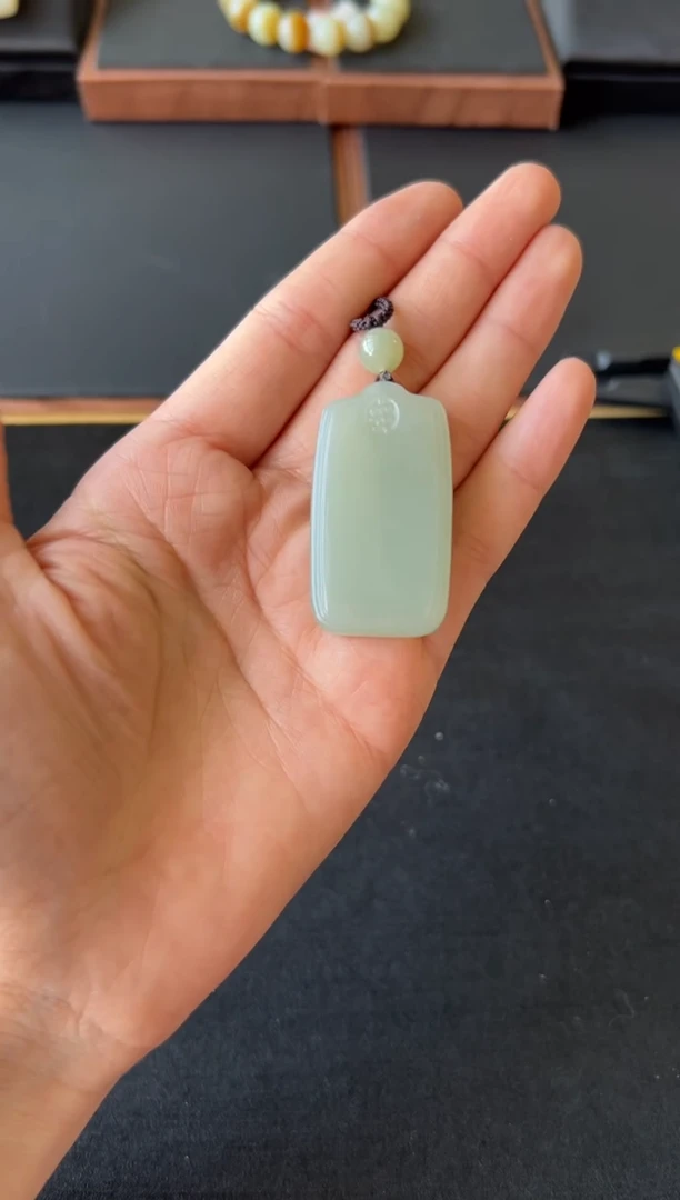 【闪购商品】和田玉吊坠(赠链)未镶嵌且末微色差近矿