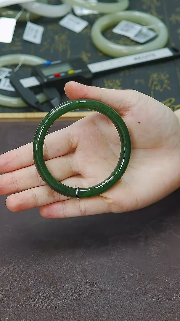 未镶嵌手镯和田玉57-58圈口胖圆条冰阳辣绿