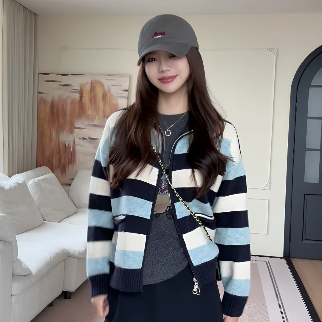 【余欢欢】秋季百搭休闲时尚拉链小口袋条纹开衫毛衣-YHW50876