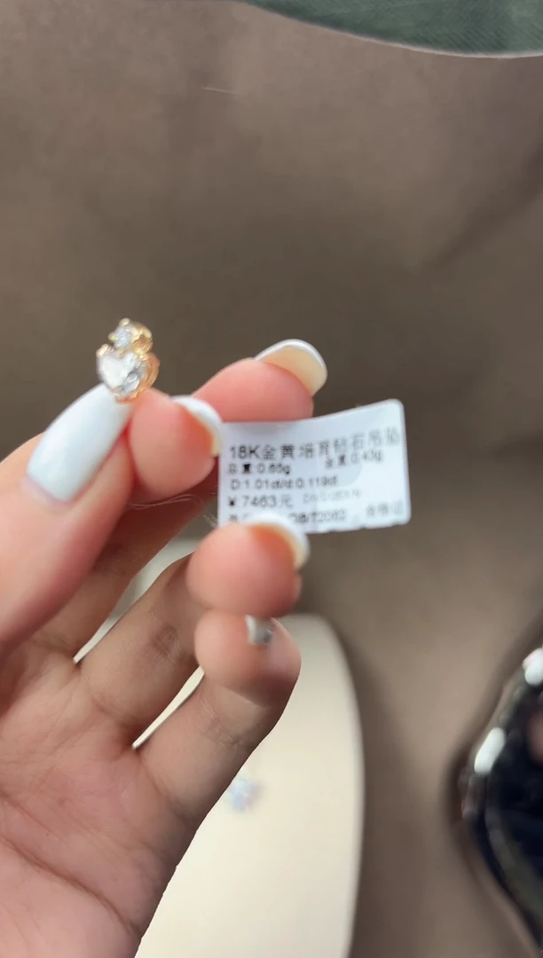 18K金镶嵌颈饰实验室培育钻石吊坠