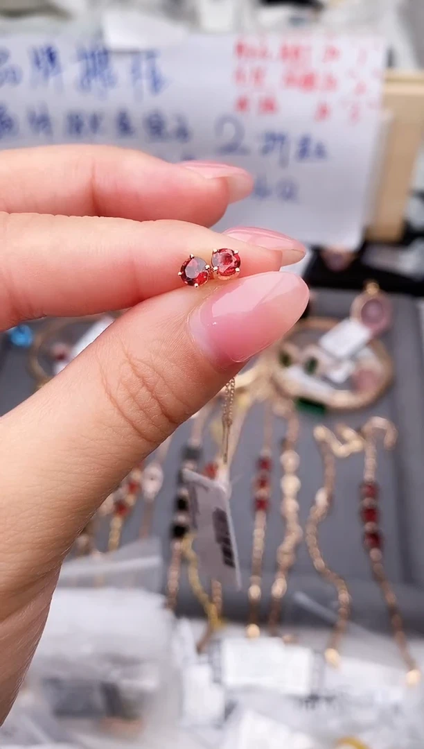 18K金镶嵌耳饰石榴石--专柜--