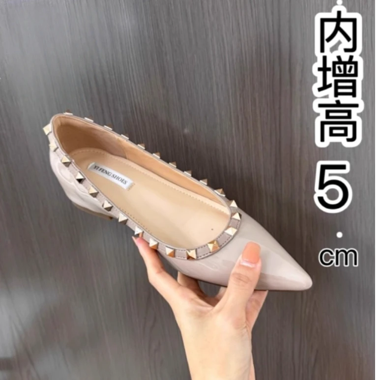网红内增高5cm铆钉增高单鞋女浅口裸色尖头漆皮法式百搭通勤鞋子