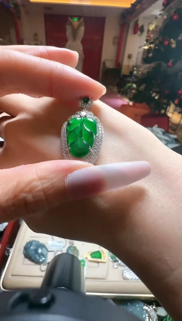 【闪购商品】翡翠吊坠(不含链)未镶嵌翡翠