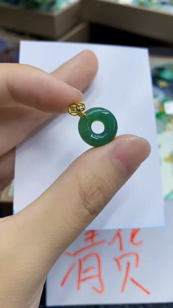 翡翠未镶嵌颈饰             1