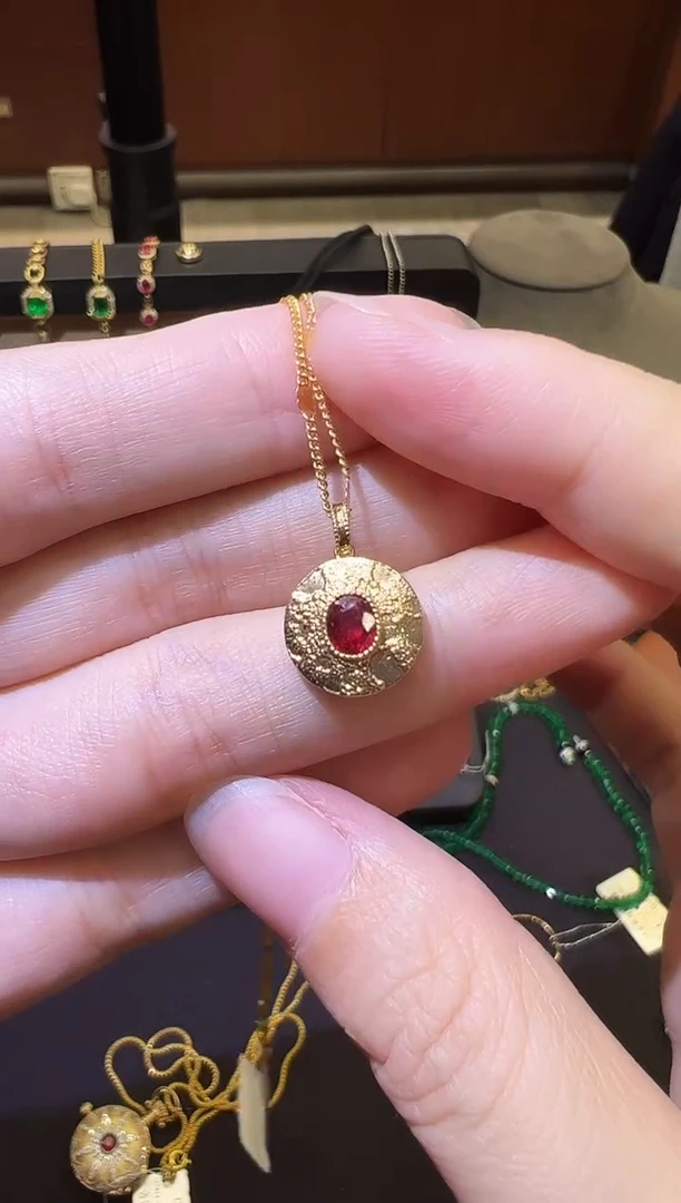 吊坠(赠链)18K金镶嵌红宝石0.51ct