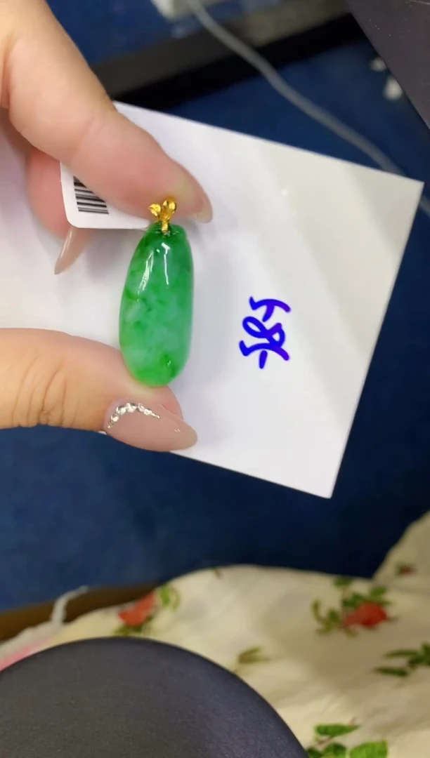 翡翠18K金镶嵌颈饰缅甸天然翡翠A货