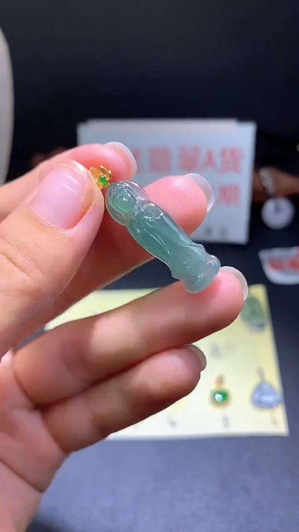翡翠18K金镶嵌颈饰翡翠吊坠