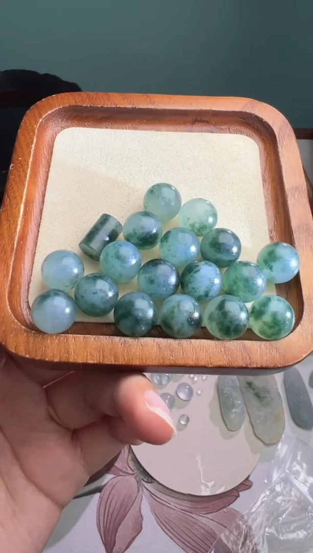 未镶嵌定制翡翠飘花珠（17颗）
