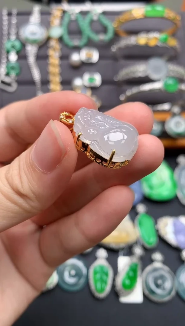 颈饰18K金镶嵌翡翠吊坠