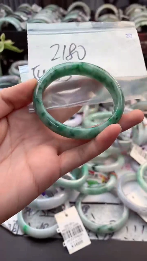 定制翡翠未镶嵌毛货需精细抛光+多人