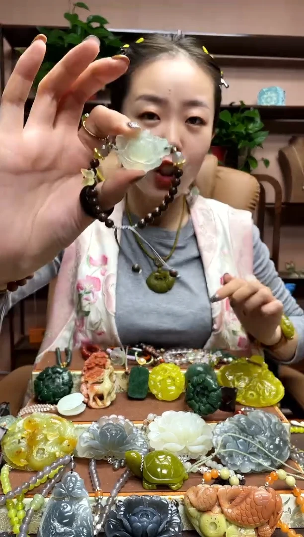 未镶嵌岫玉颈饰多样性发货发其中之一