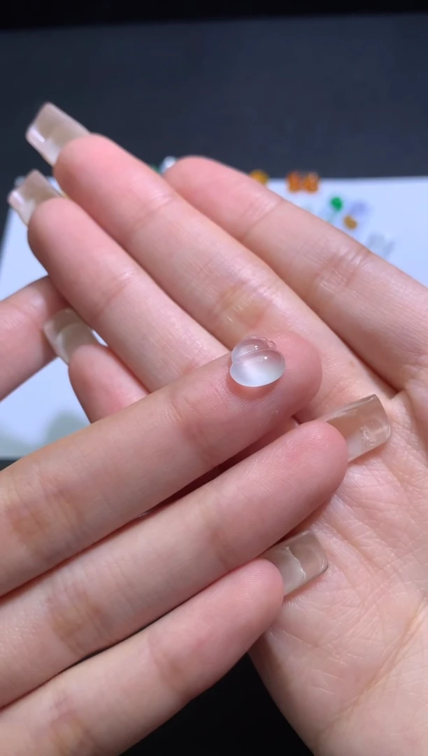 翡翠未镶嵌颈饰葫芦