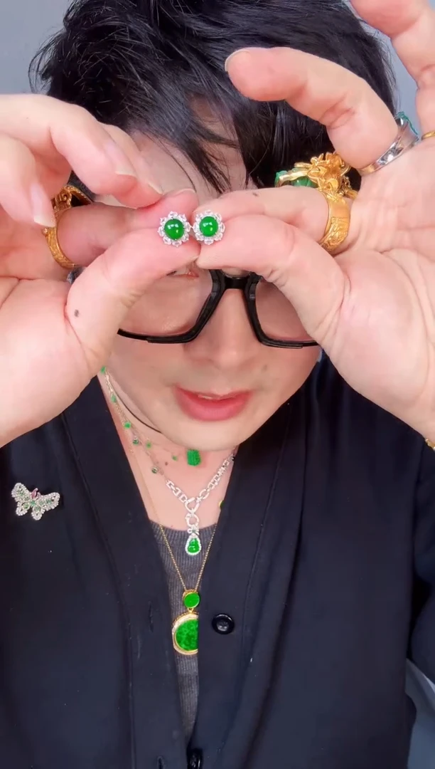 【闪购商品】翡翠颈饰未镶嵌一对