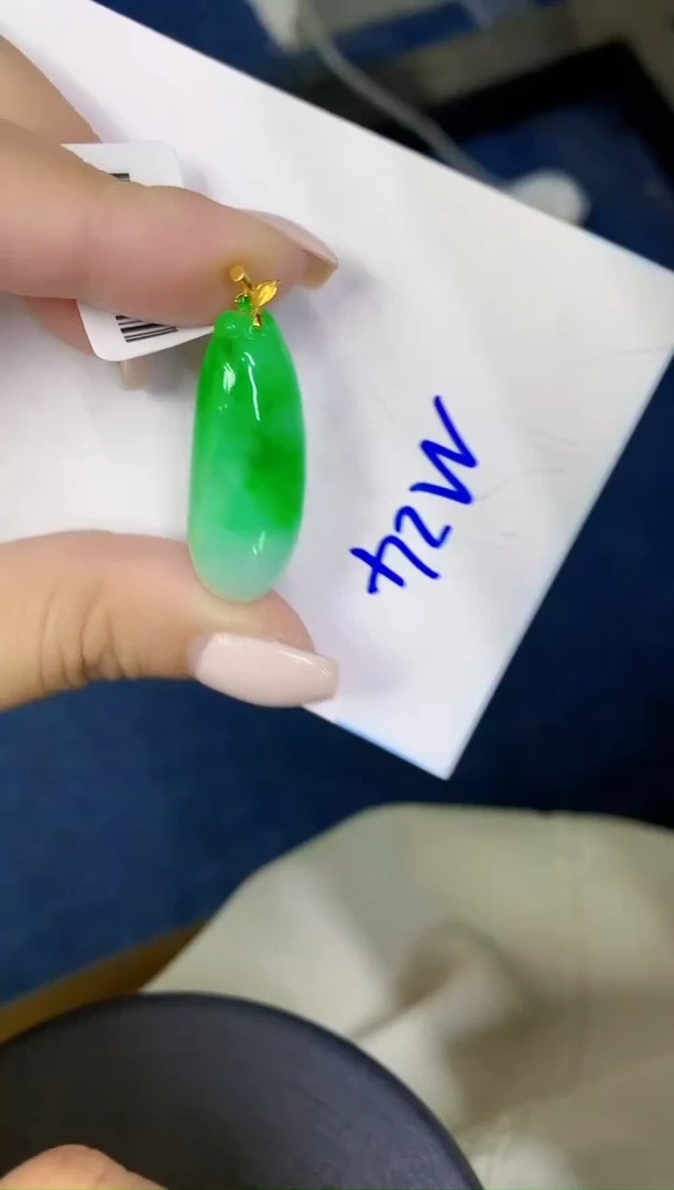 颈饰18K金镶嵌翡翠缅甸天然翡翠A货