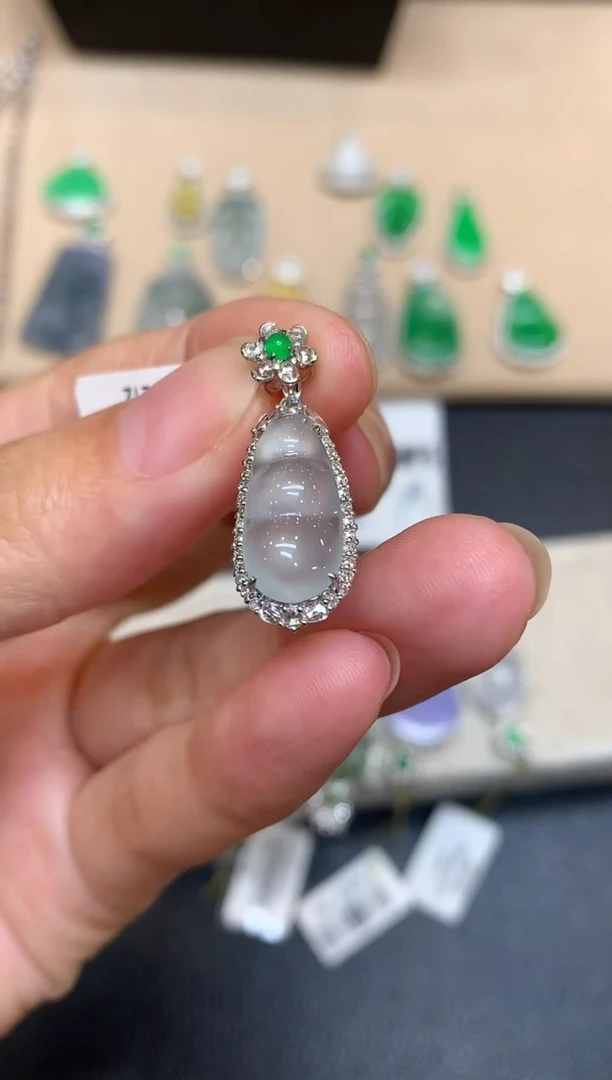 颈饰18K金镶嵌翡翠福豆【无服务费