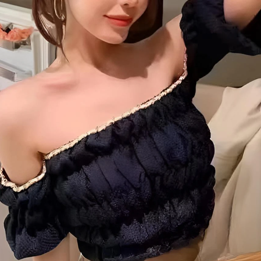 99新 Chanel/香奈儿 36码深蓝色皮穿链条露肩上衣