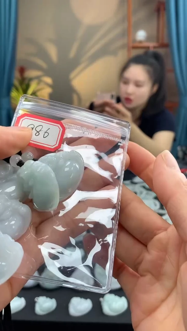 翡翠未镶嵌颈饰佛公 0986多样性发一件