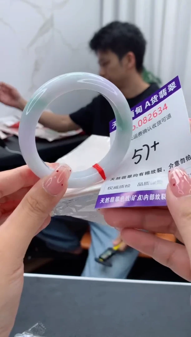 未镶嵌手镯翡翠有纹，完美者勿拍