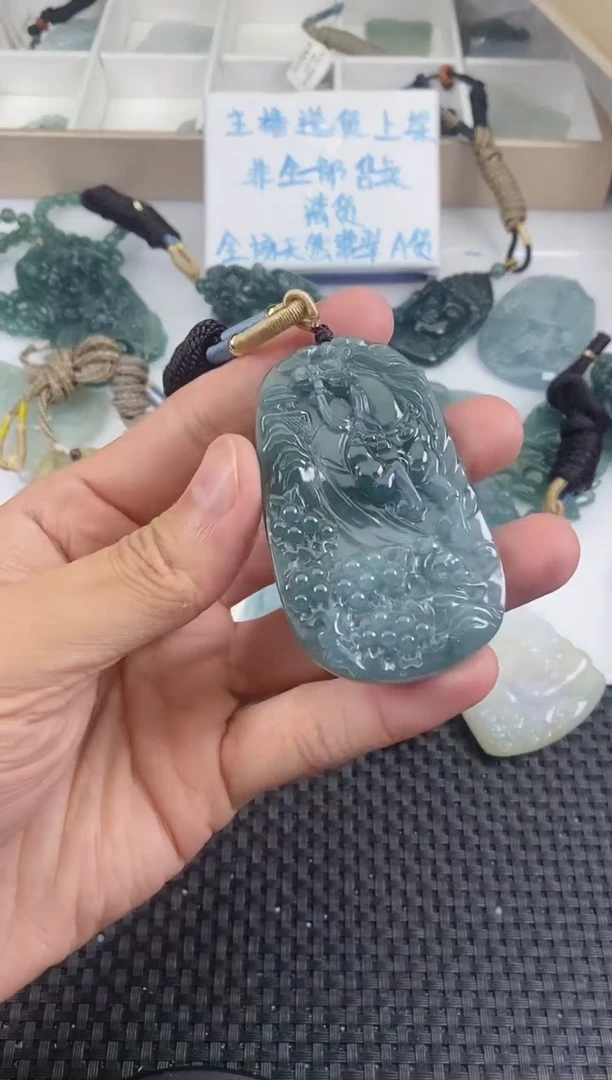 翡翠未镶嵌颈饰