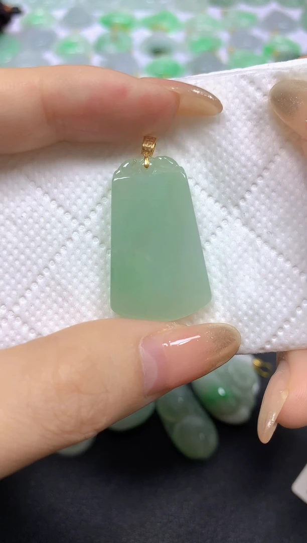 颈饰18K金镶嵌翡翠