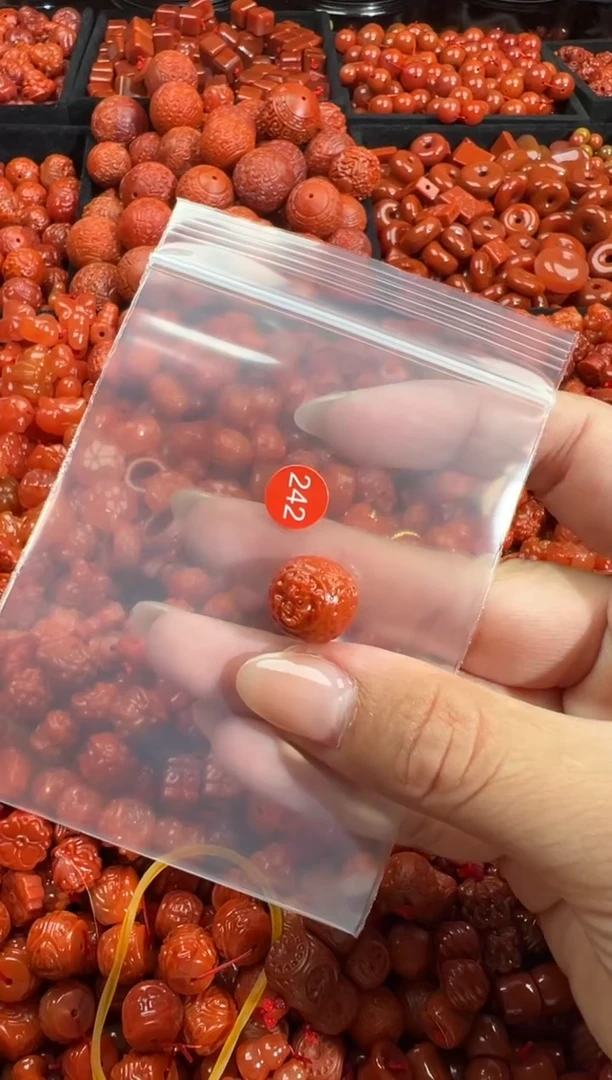 南红玛瑙未镶嵌颈饰1