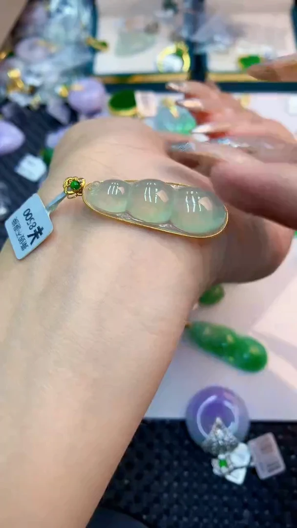 颈饰18K金镶嵌翡翠1