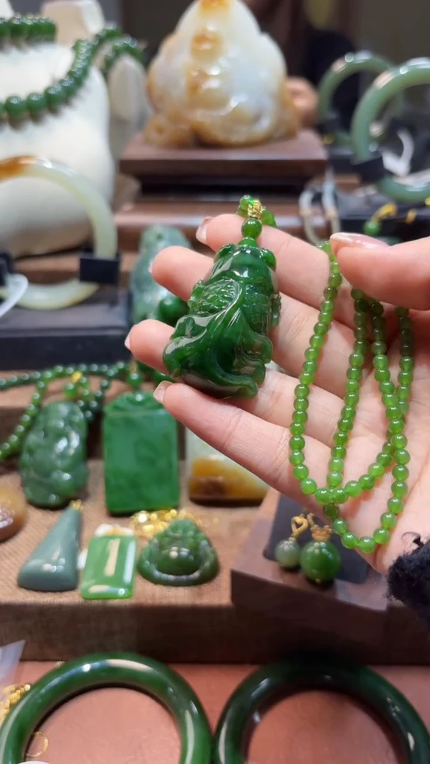 颈饰未镶嵌和田玉（碧玉）1