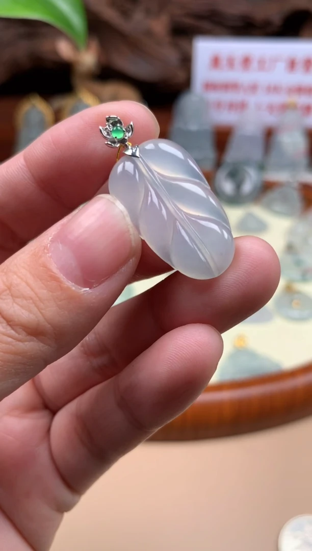 【闪购商品】翡翠颈饰18K金镶嵌叶子