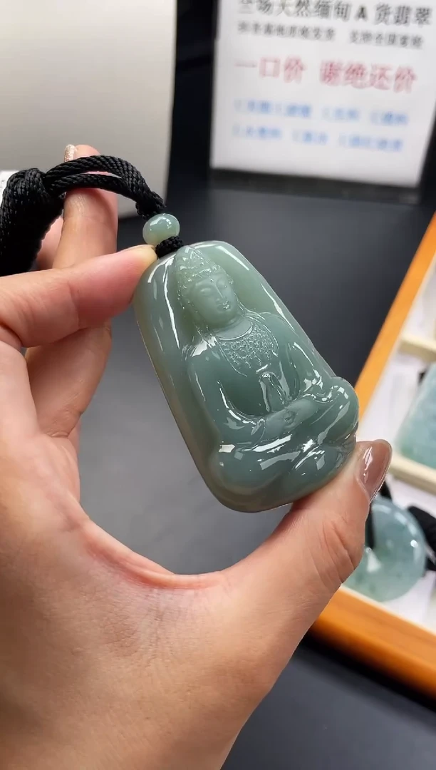翡翠未镶嵌颈饰观音