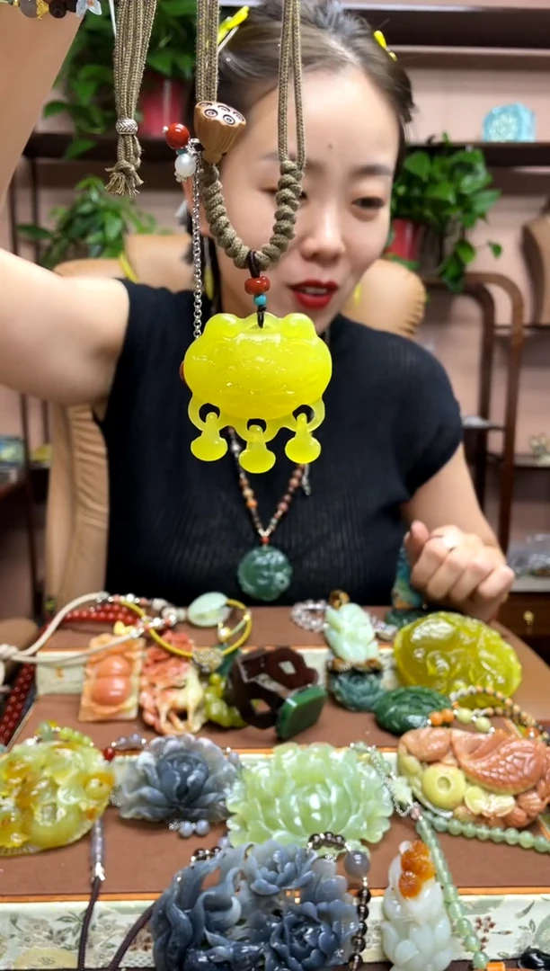 未镶嵌岫玉吊坠多样性发货发其中之一