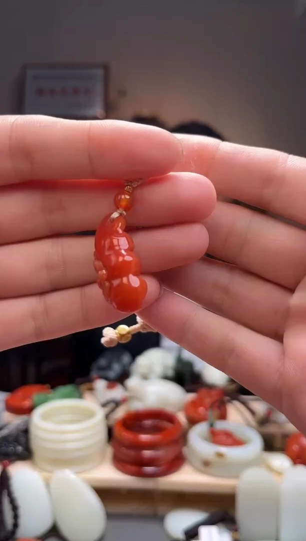 颈饰未镶嵌南红玛瑙吊坠