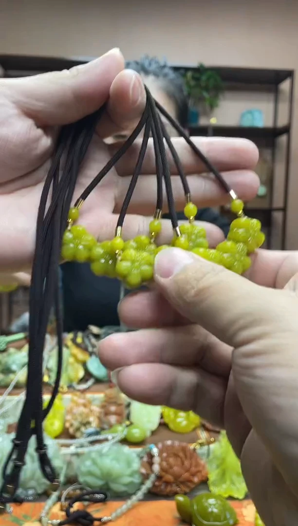 未镶嵌岫玉颈饰多样性发货发其中之一