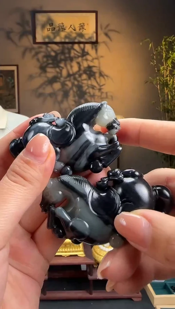 未镶嵌和田玉摆件青花一线天双马e53