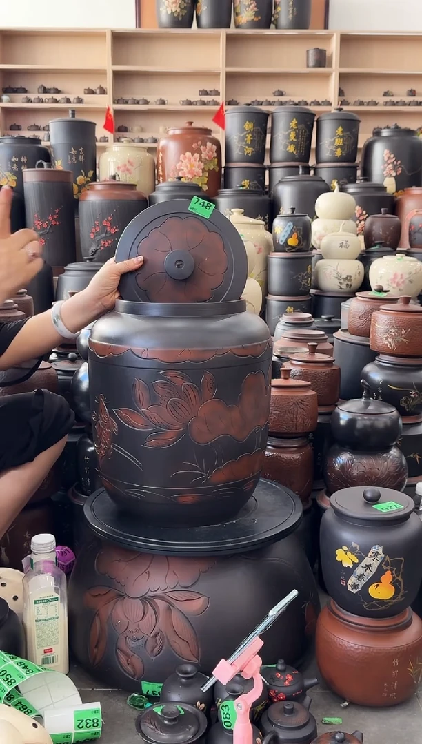罐瑕疵线雕荷花四号水缸20升 高44cm 748