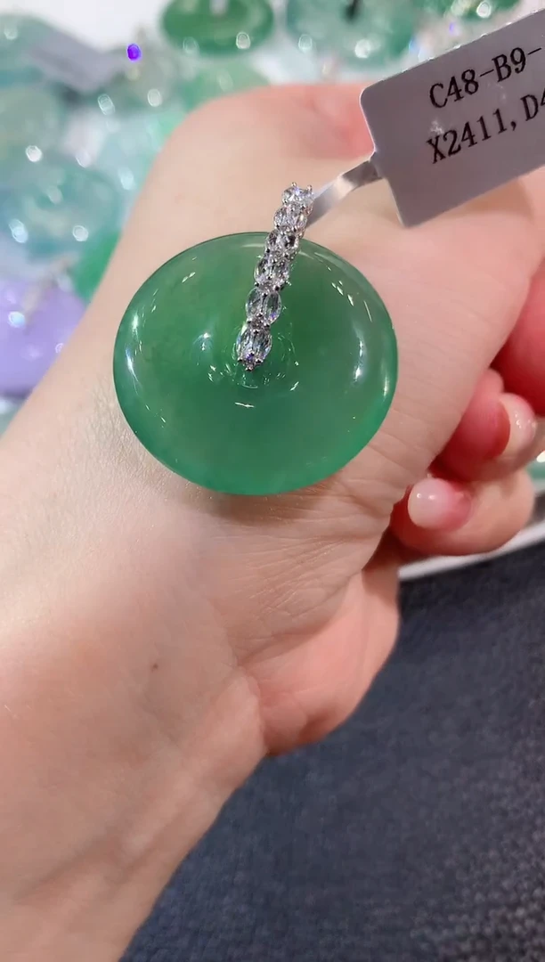 吊坠(不含链)18K金镶嵌翡翠A17