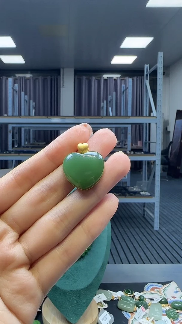 18K金镶嵌和田玉挂件1