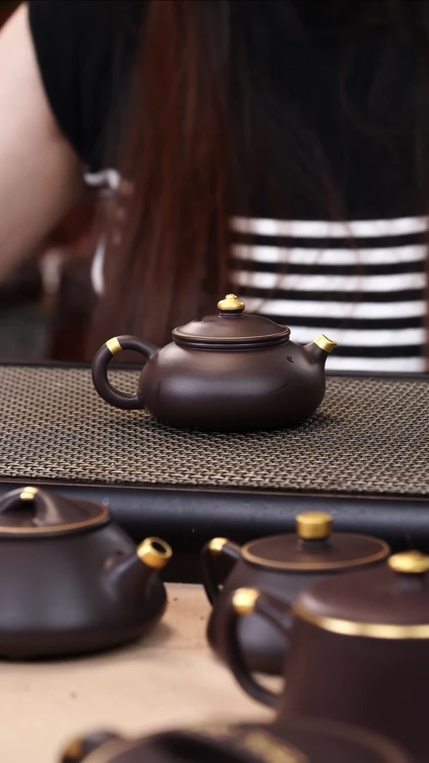 茶壶紫砂四号井茄皮紫泥描金寒江130cc